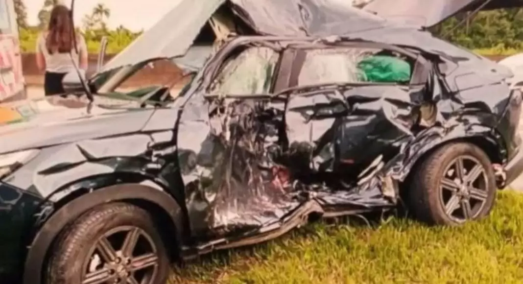 Mulher fica gravemente ferida em colisão entre carro e caminhão na BR-101, em Araquari