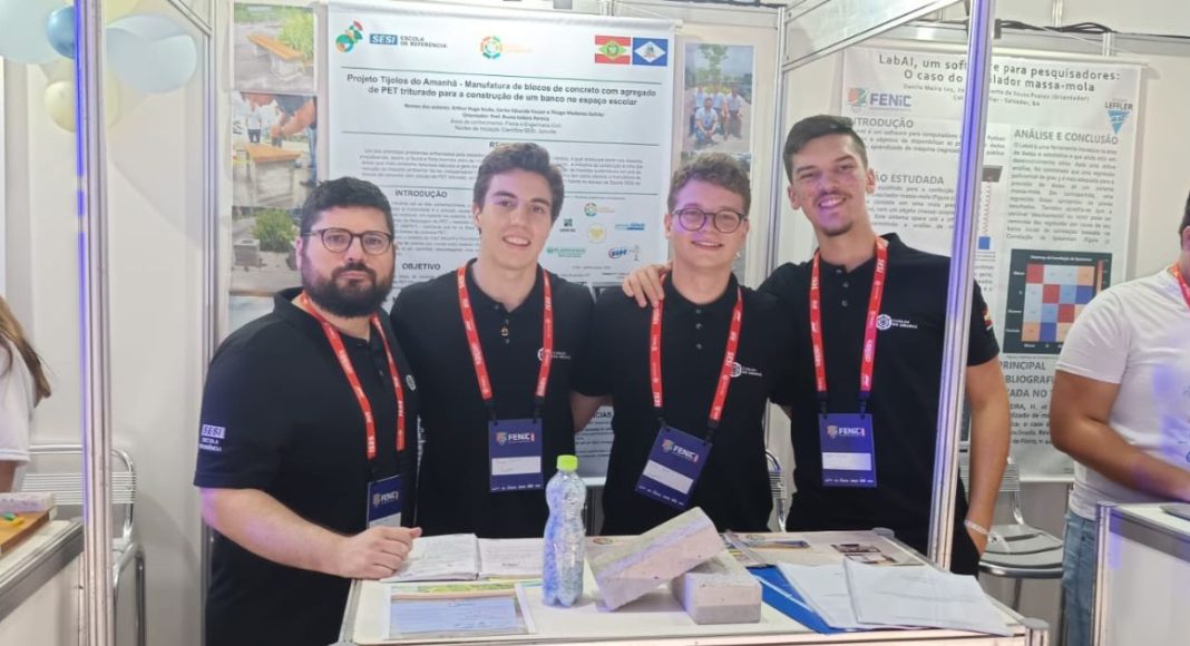 Estudantes de Joinville criam tijolos sustentáveis com garrafas PET e se destacam em feira nacional na Bahia