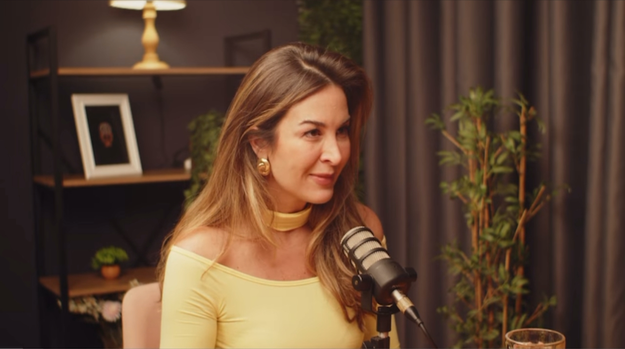 Por que é tão difícil sair de uma relação abusiva? Psicóloga Pamela Magalhães fala sobre o assunto no podcast A Infância Explica