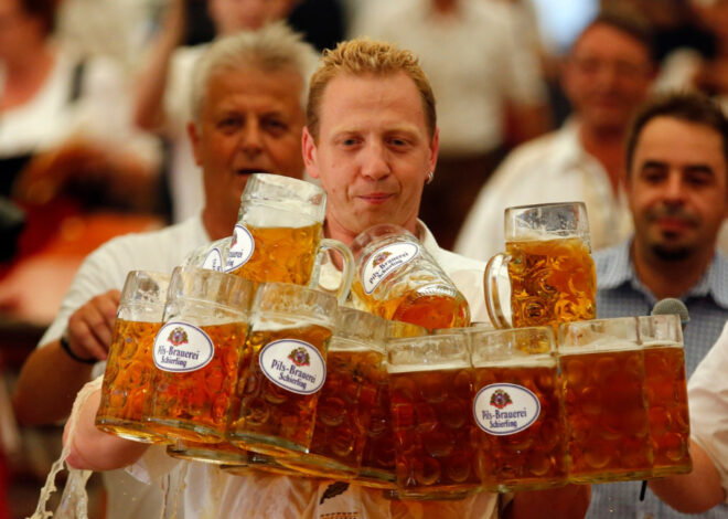 Desafio na Oktoberfest Blumenau: brasileiro tenta quebrar recorde de transporte de canecos