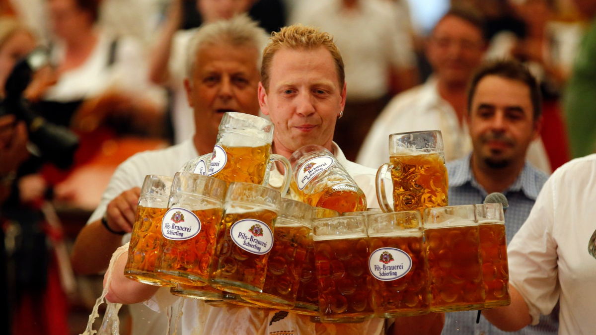 Desafio na Oktoberfest Blumenau: brasileiro tenta quebrar recorde de transporte de canecos